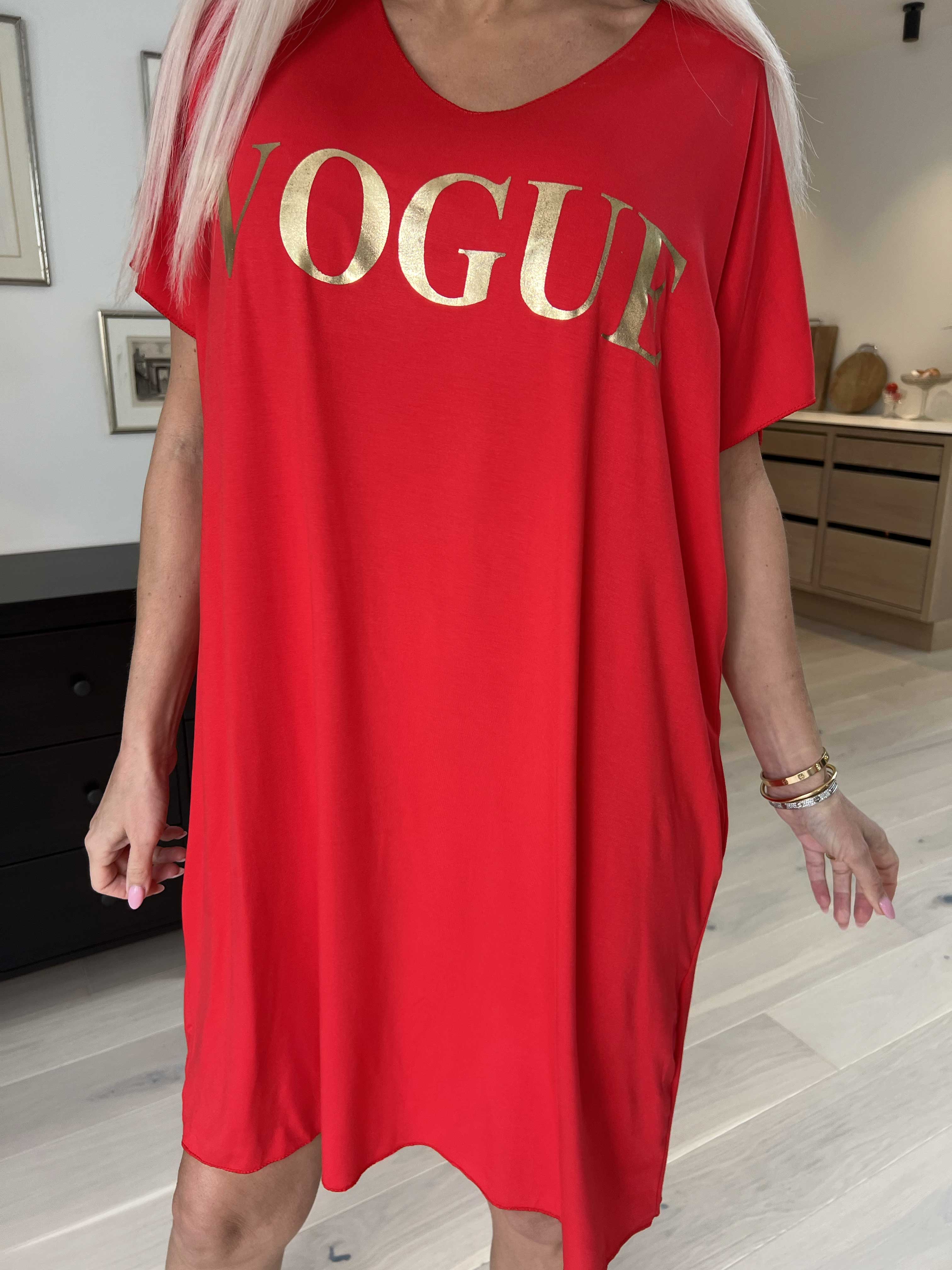 Vogue - Oversized t-shirt klänning i viskos med guldtryck